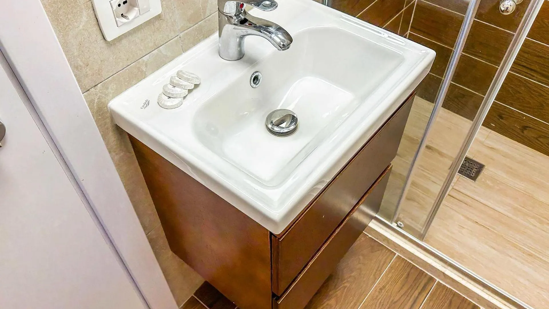1 Bedroom 818 Golem